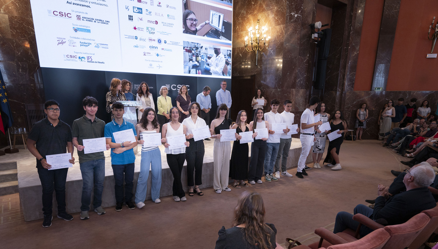 El alumnado de Científic@s en prácticas ha recibido sus diplomas de participación en el acto de clausura de esta edición del programa. / Manuela Luque (CSIC Comunicación)