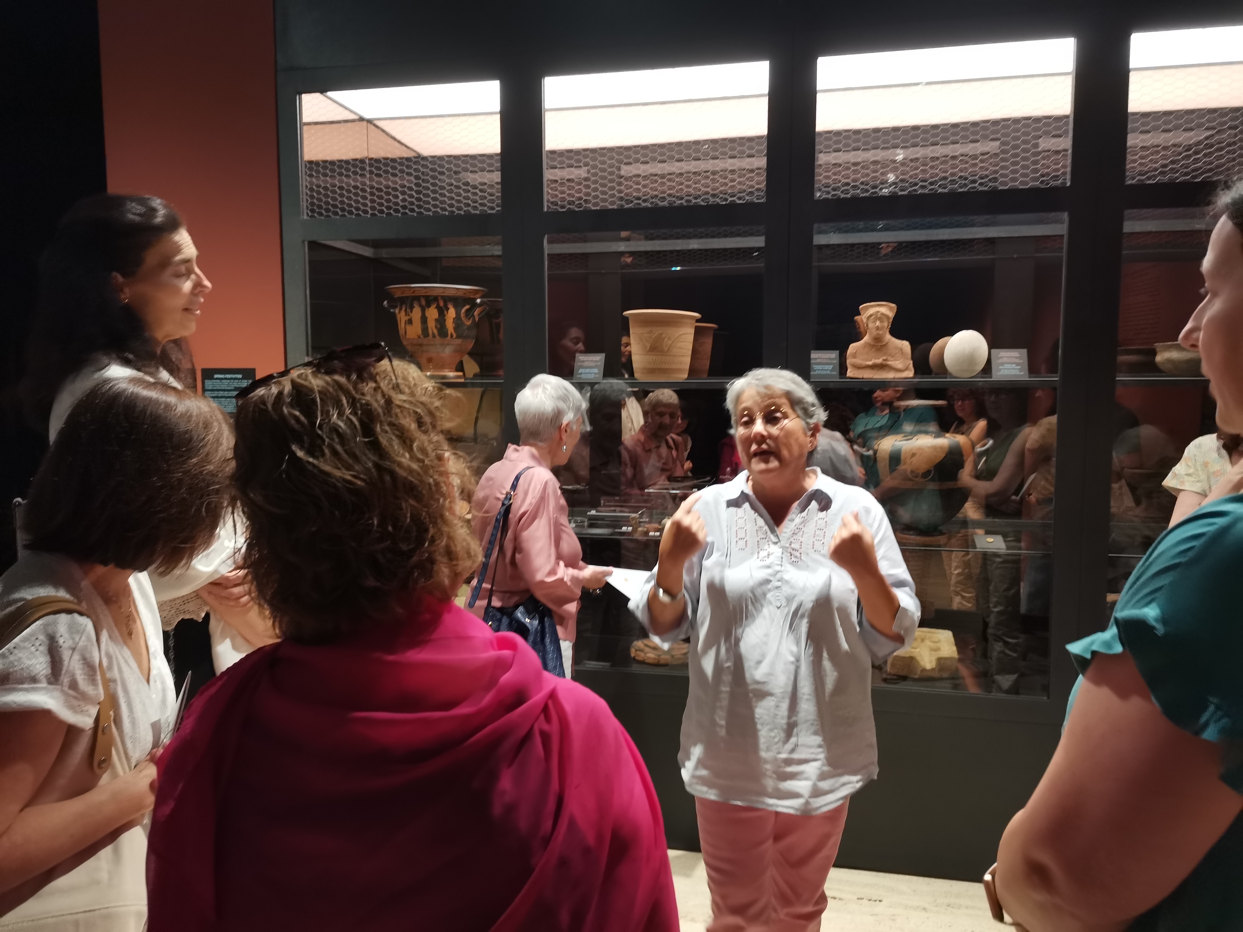 Varias comisarias de la exposición CONVIVIUM en el Museo Arqueológico ofrecen dos visitas guiadas al personal técnico del CCHS