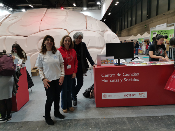 La presidenta del CSIC, Eloísa del Pino, visita el stand del CCHS en la Feria Madrid Es Ciencia