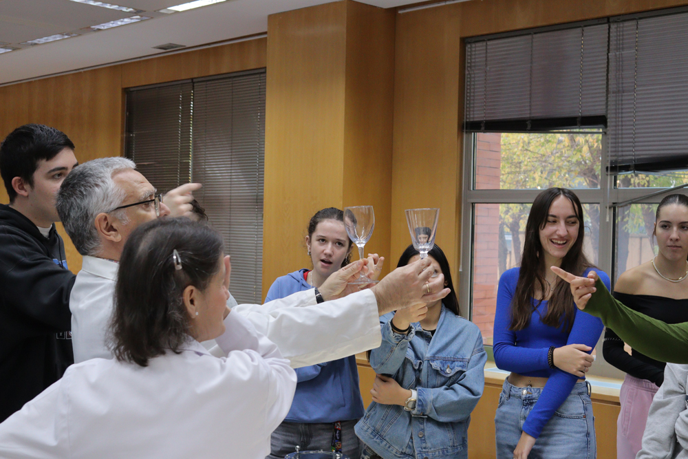 Con motivo de la iniciativa europea 'Researchers at school' nos visita un grupo de alumnos del IES Los Olivos de Parla (Madrid)