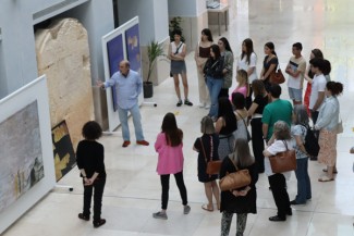 José Manuel Galán y Lucía Díaz-Iglesias, del ILC, en el pasillo del CCHS